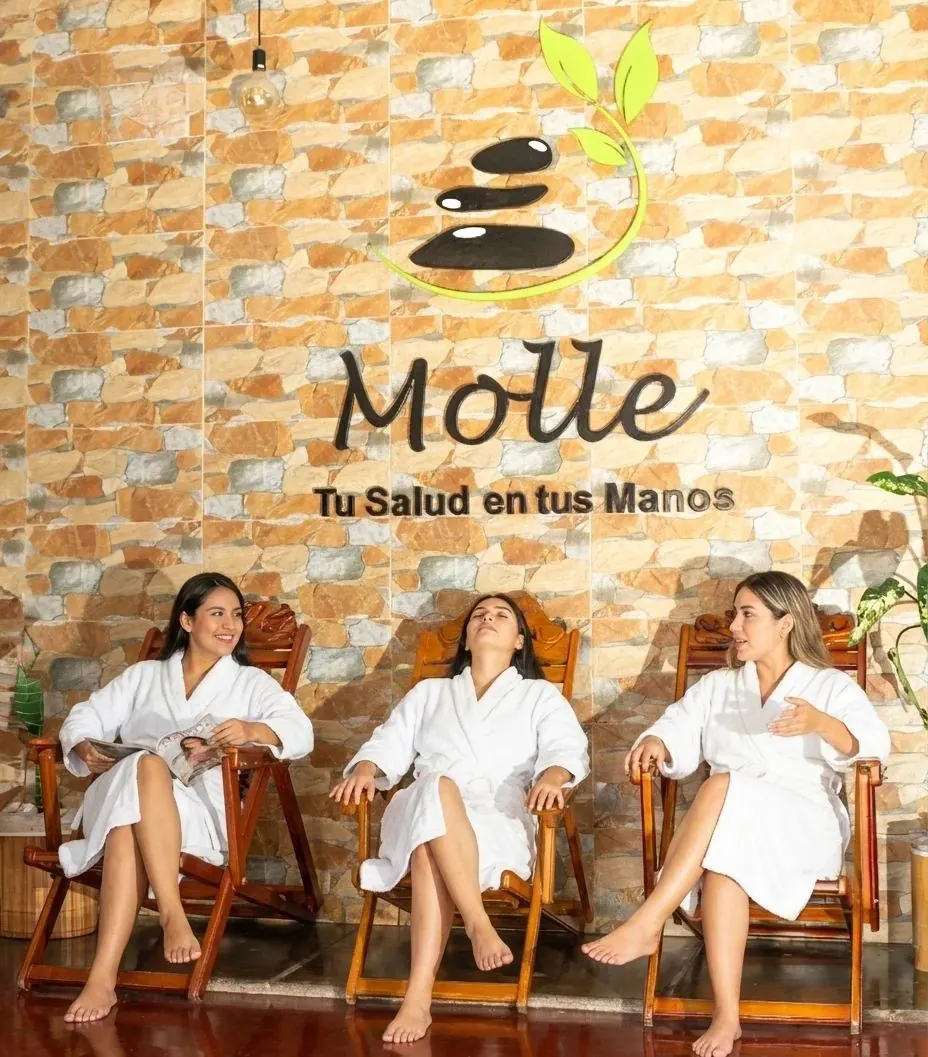 Amigas descansando en la recepción de Sauna Molle