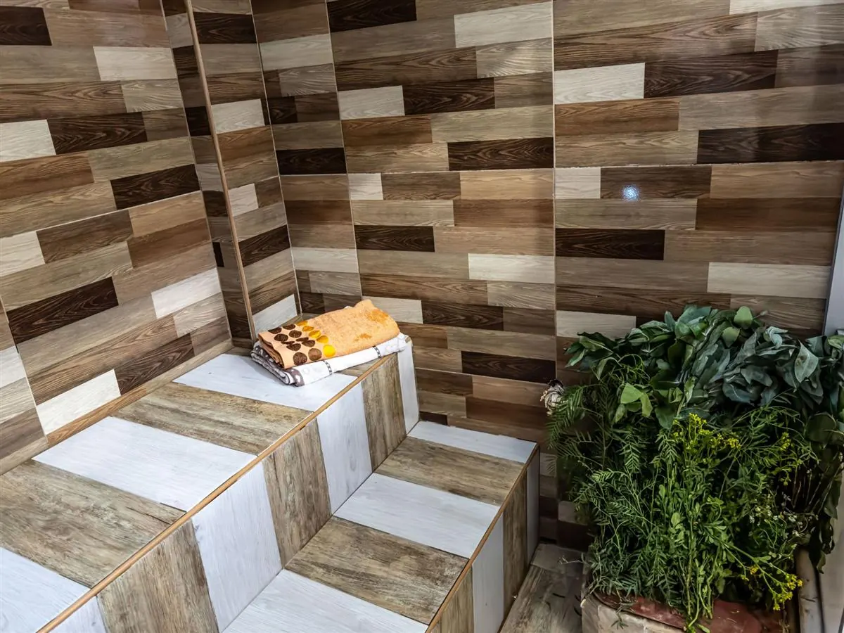 Sauna a vapor con hierbas medicinales frescas y toallas