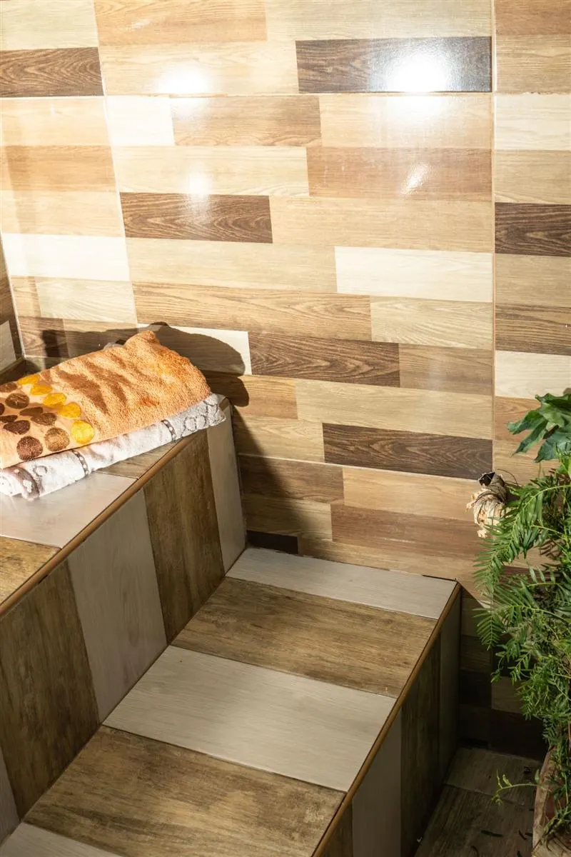 Sauna a vapor con hierbas y toallas sobre la banca