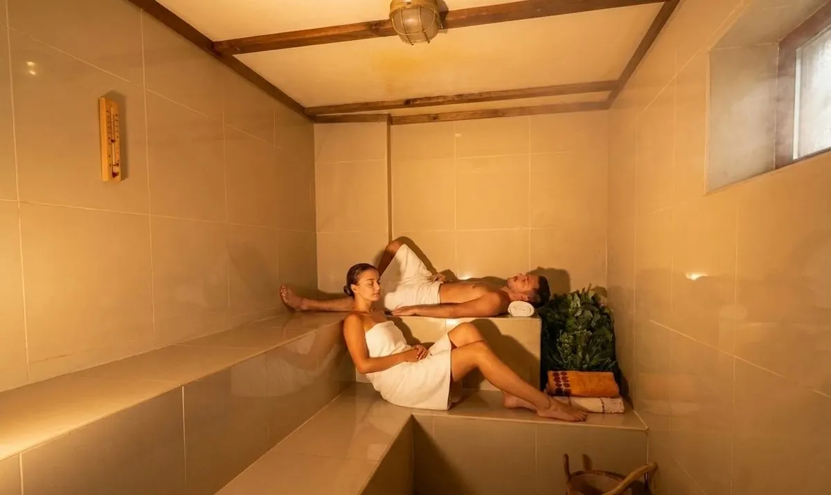 Pareja relajándose en el sauna a vapor