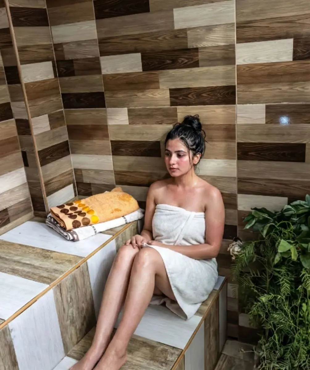 Relajándose en el sauna a vapor con hierbas